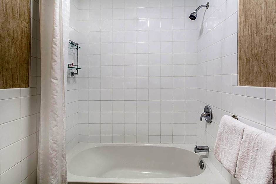 Howard Johnson by Wyndham Kingston