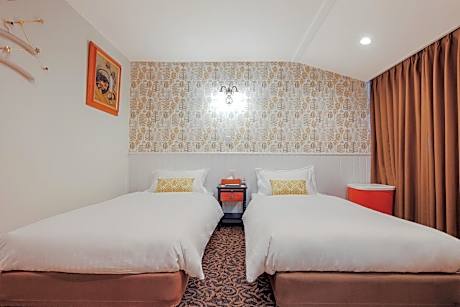 Standard Twin Room with Mountain View