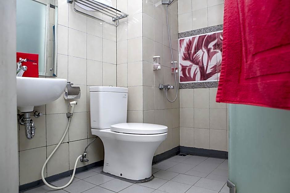 RedDoorz Plus near Asia Afrika 3