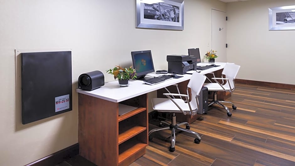 Holiday Inn Hotel & Suites Warren by IHG
