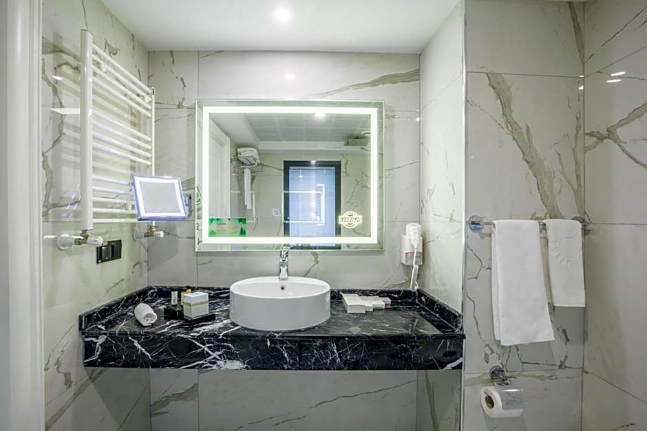 Karpalas City Hotel & Spa