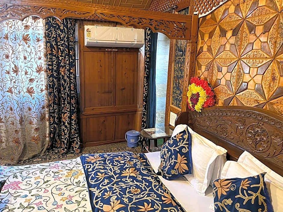 Young Shahzada Group of Houseboats