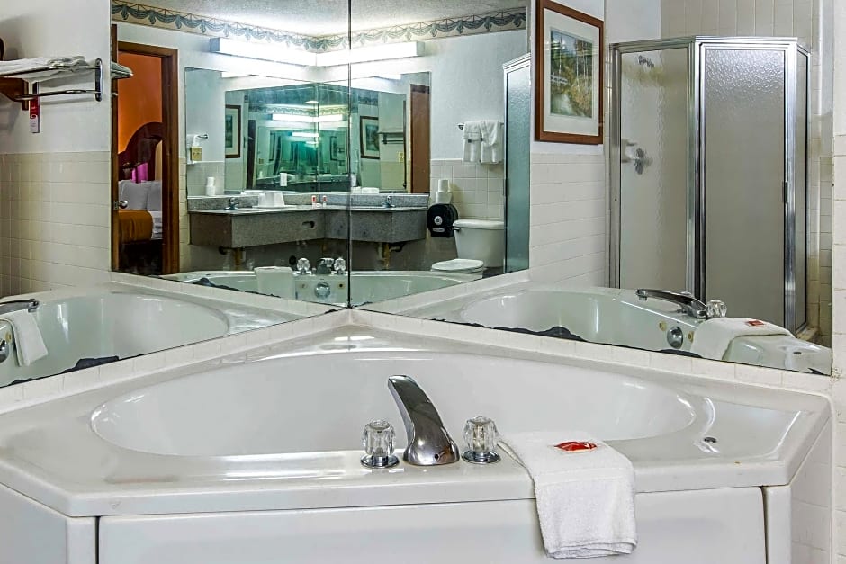 Econo Lodge Inn & Suites
