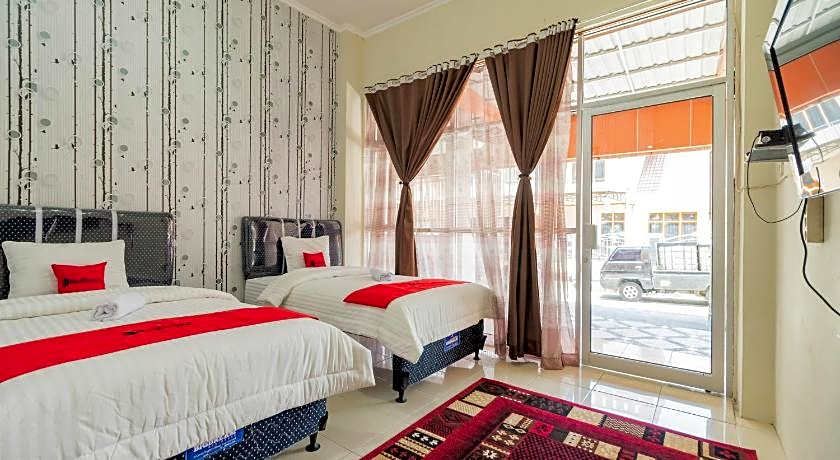 RedDoorz Syariah near Pasar Aur Kuning