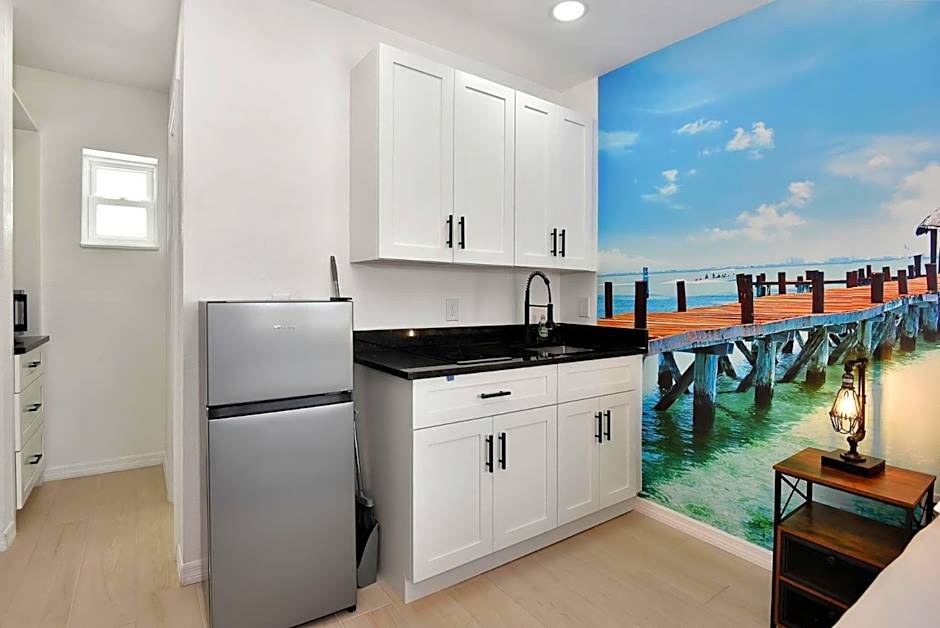 Cozy Studio Suite Near Beach w Kitchenette #5