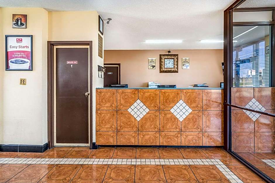 Econo Lodge  Inn & Suites Macon West