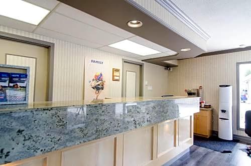 Travelodge by Wyndham Vancouver Lions Gate