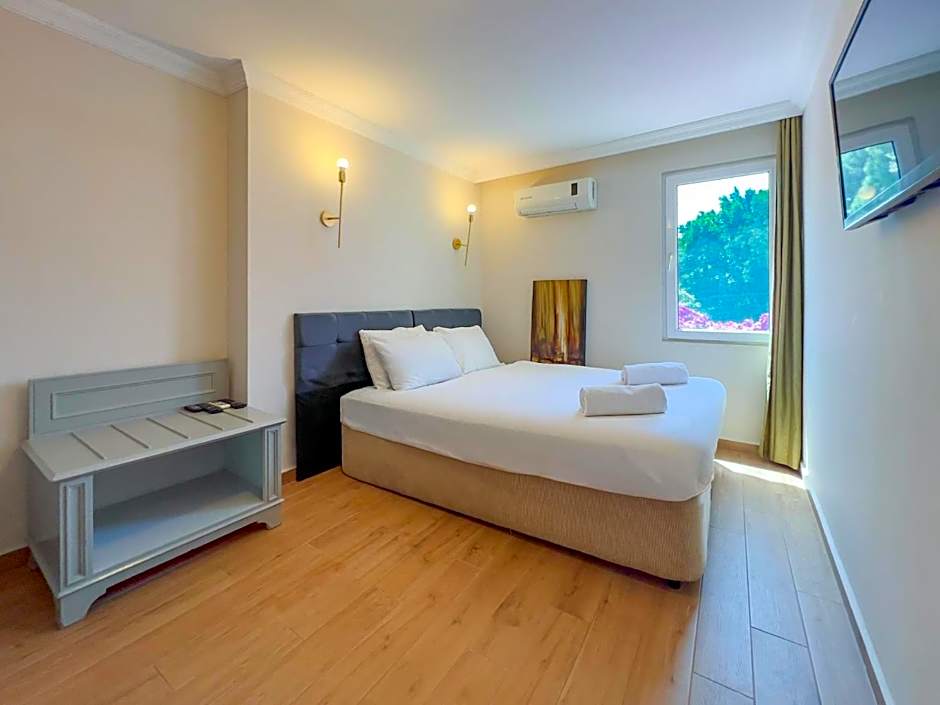 Moonshine Hotel & Suites