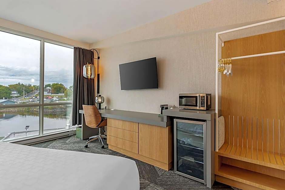 Clarion Lakeside Inn & Conference Centre