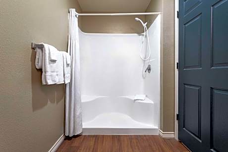 One-Bedroom Queen Suite with Roll-In Shower - Mobility Accessible - Non-Smoking