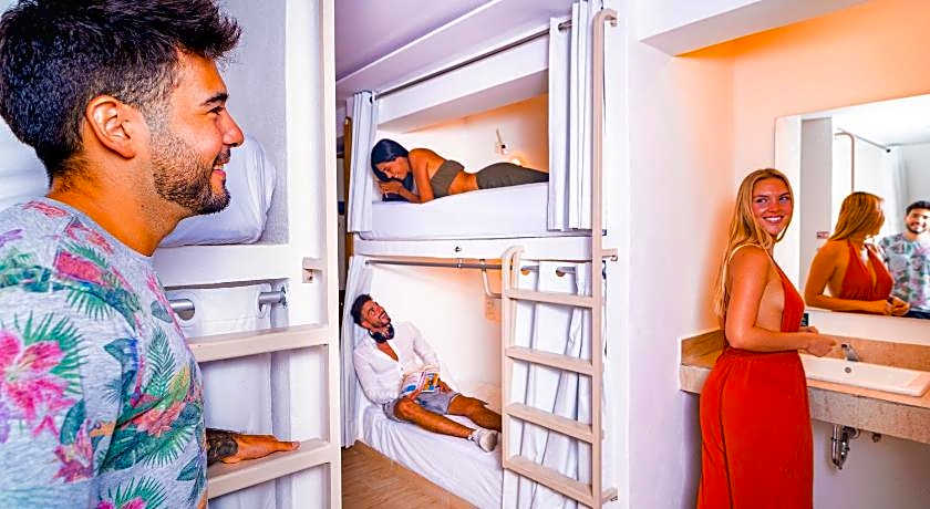 Nomads Party Hotel & Hostel
