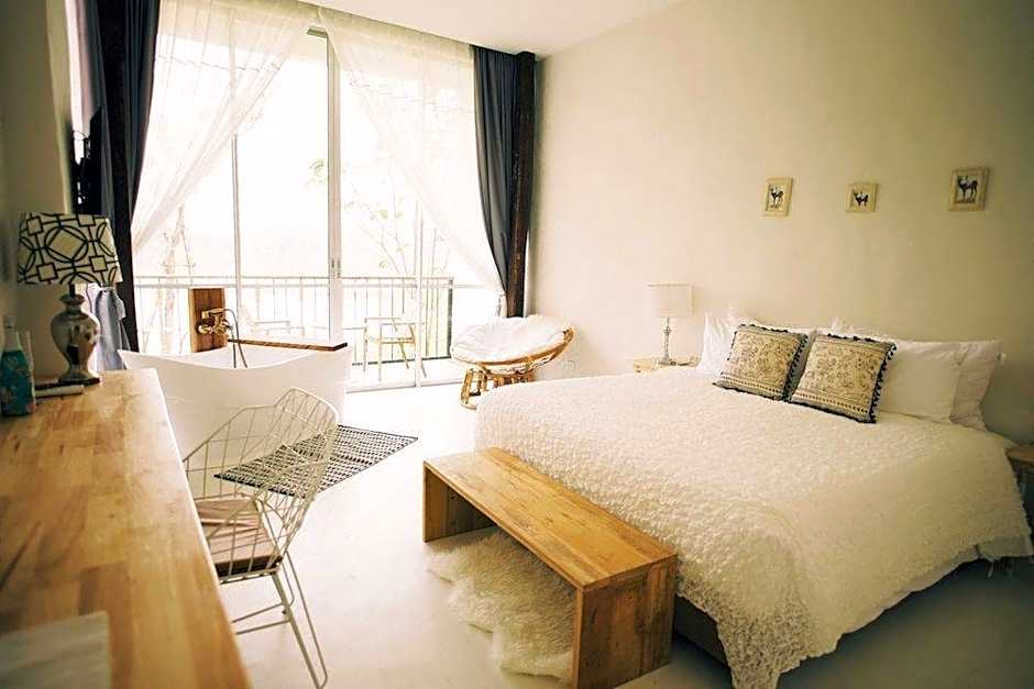 White Wall Riverfront Hotel