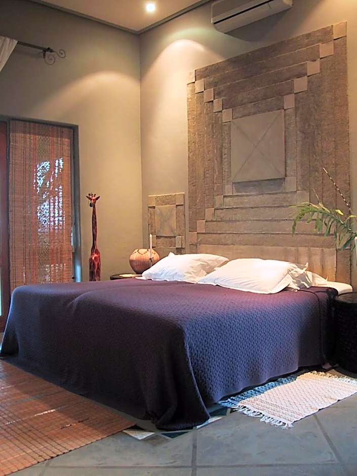 Tingala Lodge - Bed in the Bush