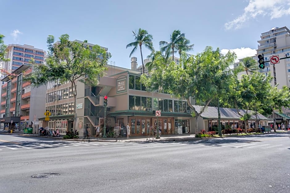 Kuhio Banyan Hotel (with Kitchenettes)