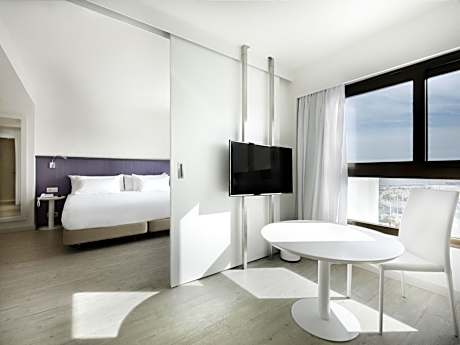 Suite Premium with Side Sea View