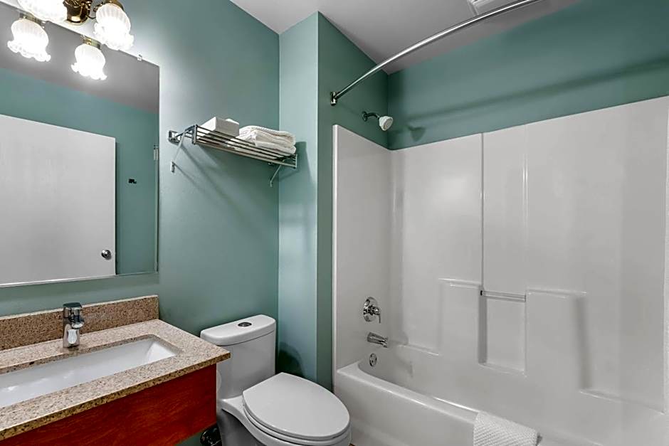 Econo Lodge Inn & Suites Eau Claire South