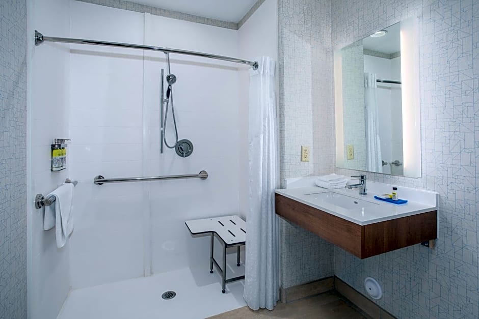 Holiday Inn Express & Suites Phoenix - Glendale Sports Dist By IHG