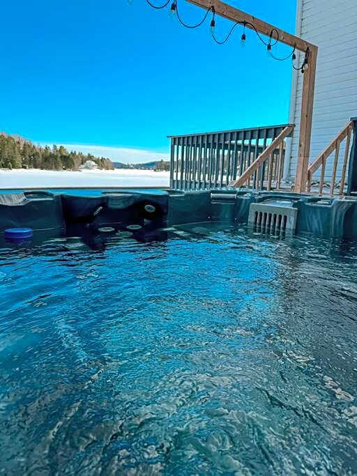 Lake retreat 5BR with SPA, watercraft and kids playground