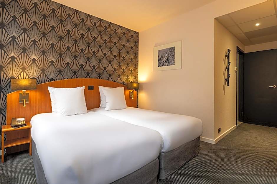 Aris Grand Place Hotel