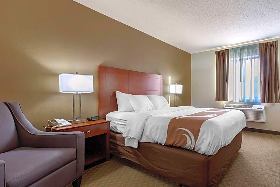 Photo 1 of 4 of 1 Queen Bed, Accessible