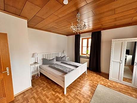 Dreibettzimmer-Einfach-Gemeinsames Badezimmer-Strassenblick
