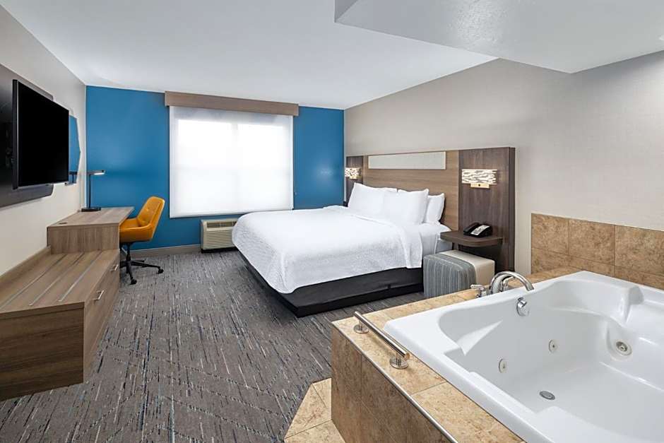 Holiday Inn Express & Suites - Green Bay East By IHG