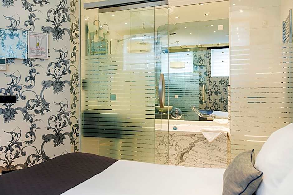 Amsterdam Canal Hotel