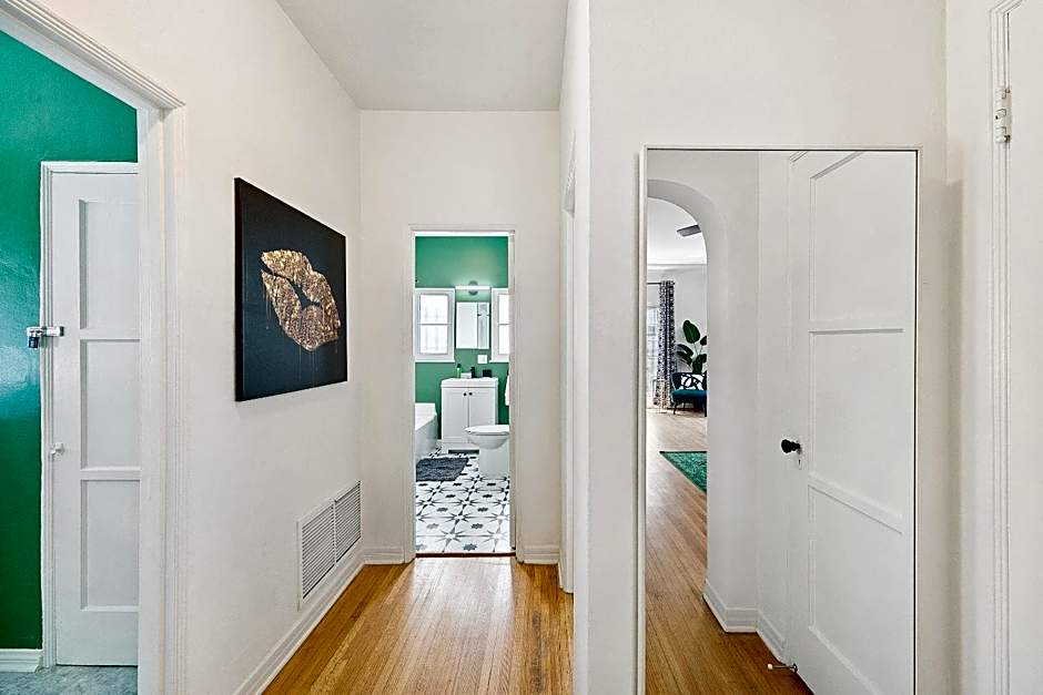Cozy Retreat near Beverly Hills Parking, Laundry, Parking