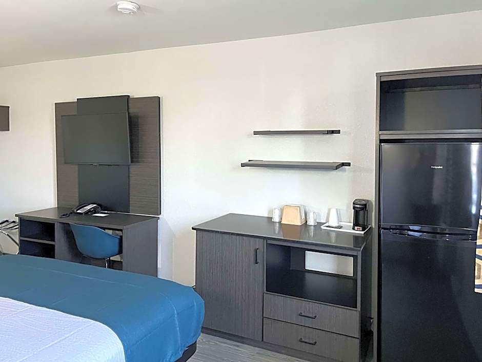 Studio 6 Suites Delano, CA