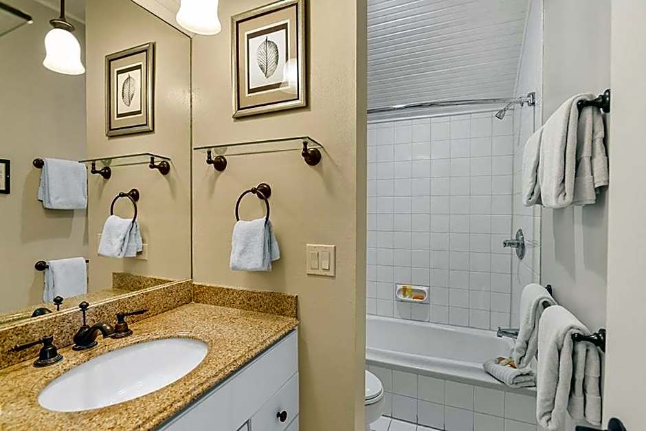 Independence Square 213, Spacious Hotel Room with 2 Queen Beds, Wet Bar, and Sitting Area