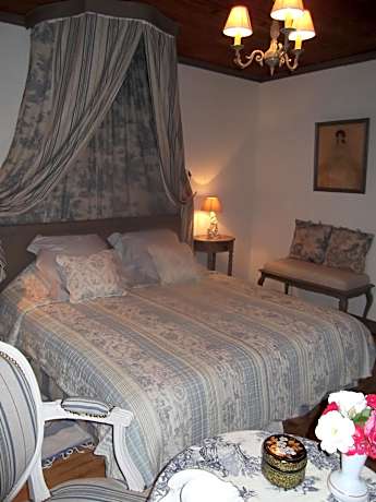 Deluxe Double Room (2 Adults + 1 Child)