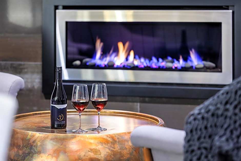 Hidden Lake Hotel & Apartments