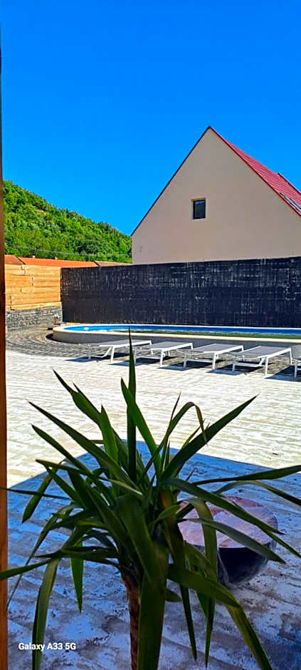 Borderline Accomodation