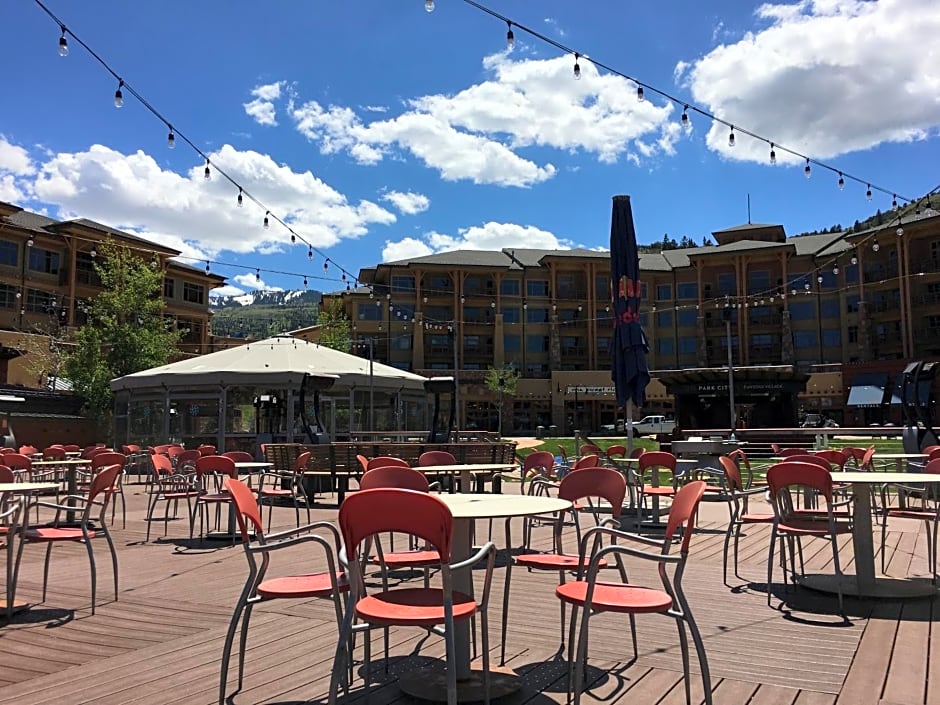 Sundial Lodge Larger Penthouse by Canyons Village Rentals
