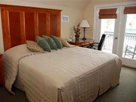 Bed-Private Bathroom-Standard-Balcony-207 Carriage House
