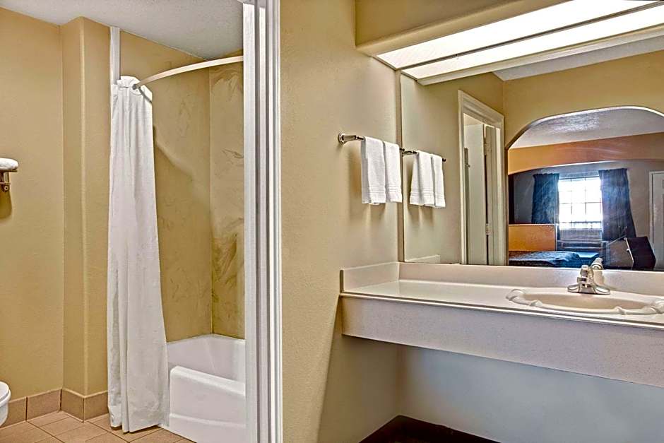 Days Inn & Suites by Wyndham Houston North/Spring