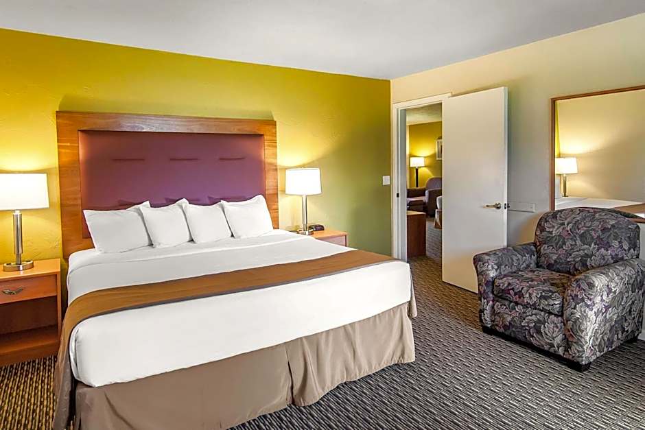 Quality Inn & Suites At Coos Bay