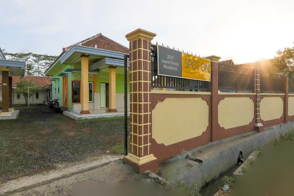 OYO 2371 Islami Family Residence