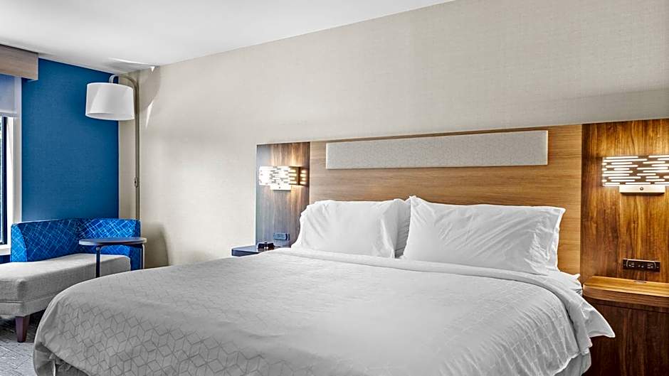 Photo 1 of 10 of Standard 1 King Bed