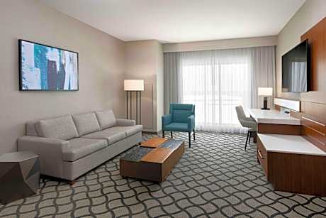 1 Bedroom Suite, 1 King, Sofa bed, Courtyard view