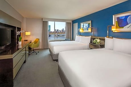 Mobility/Hearing Accessible - Two Queens with River View and Bathtub