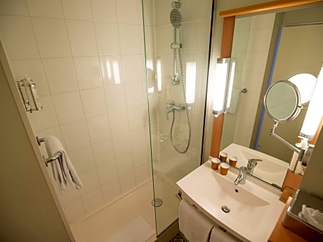 Comfort room with 1 double bed