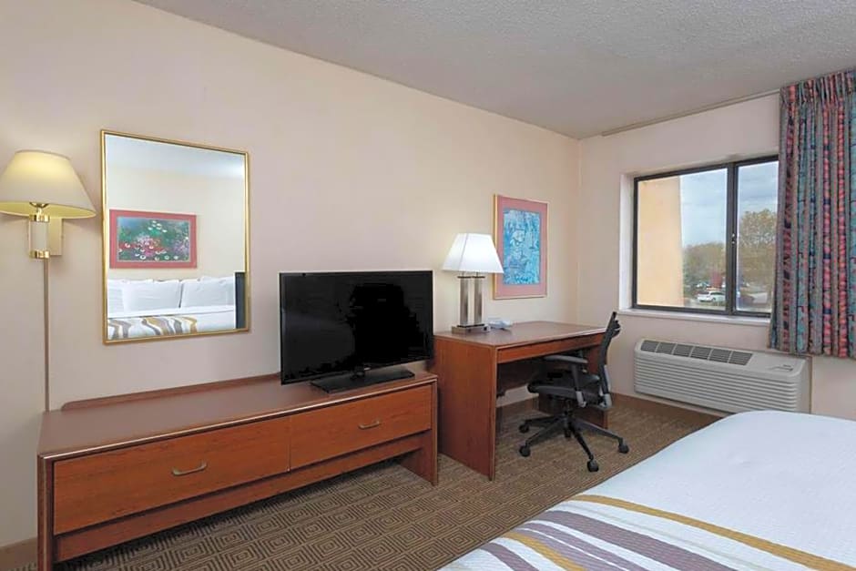 Norwood Inn & Suites Indianapolis East Post Drive