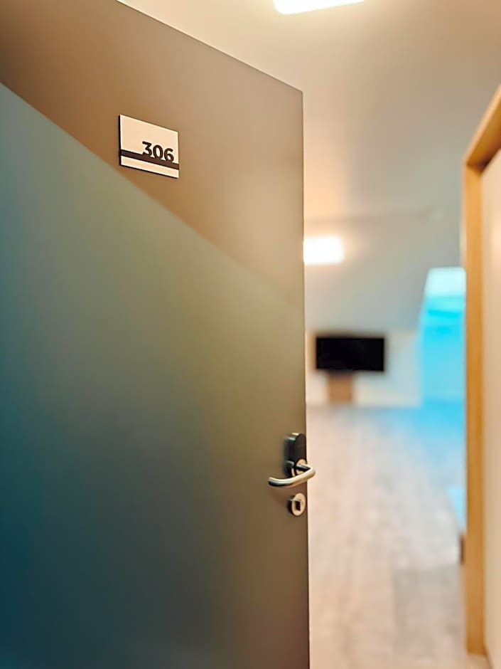 F Hotel 24h Check-In