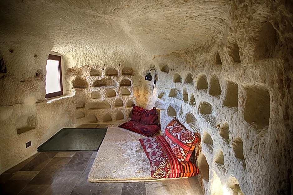 1811 Cave Hotel