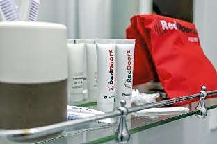 RedDoorz Plus near Living Plaza Jababeka