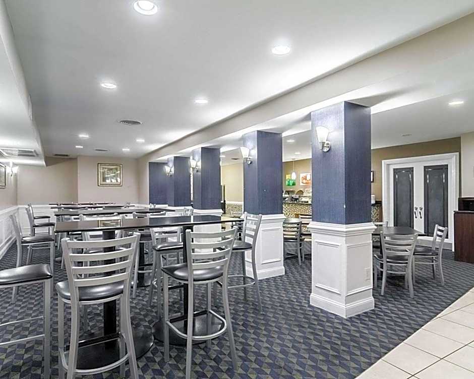 Rodeway Inn & Suites Williamsburg Central