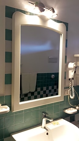 Two Connecting Rooms (5 Adults)