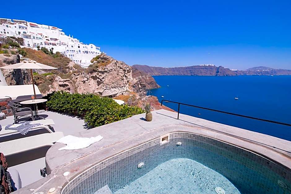 Pezoules of Oia