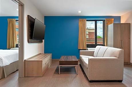 One-Bedroom Queen Suite -Non-Smoking
